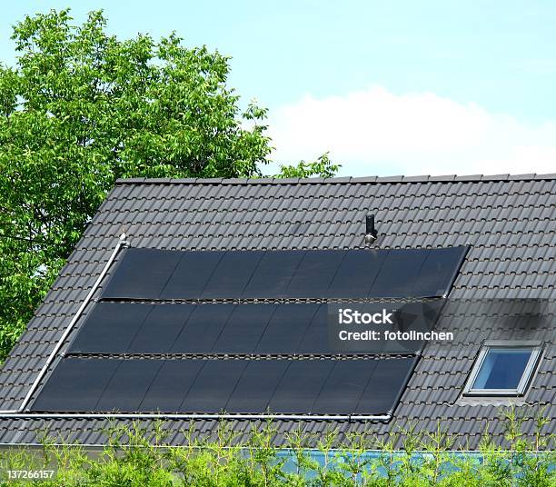 Solarmatten Auf Dem Dach Stockfoto und mehr Bilder von Blick nach oben - Blick nach oben, Dach, Elektrizität