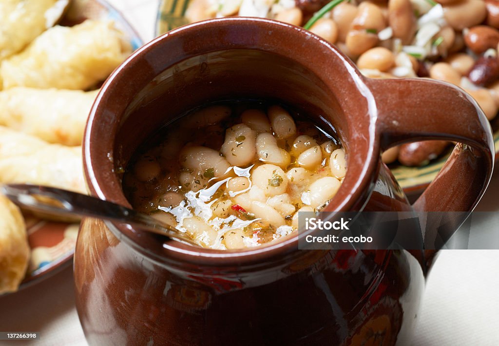 Bulgaro Zuppa di fagioli in ceramica - Foto stock royalty-free di Barattolo di vetro