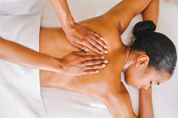 스파에서 마사지를 받는 매력적인 젊은 여성의 샷 - body massage 뉴스 사진 이미지
