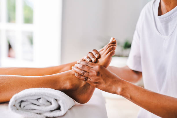 scatto di una giovane donna irriconoscibile che viene massaggiata in una spa di bellezza - foot massage foto e immagini stock