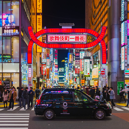 In January 2020, at the traffic light at the entrance of Kabuki Hall in Shinjuku, Tokyo, Japan, there was no outbreak at this time, people could be seen on the street carrying out various activities, and many passersby could be seen.
