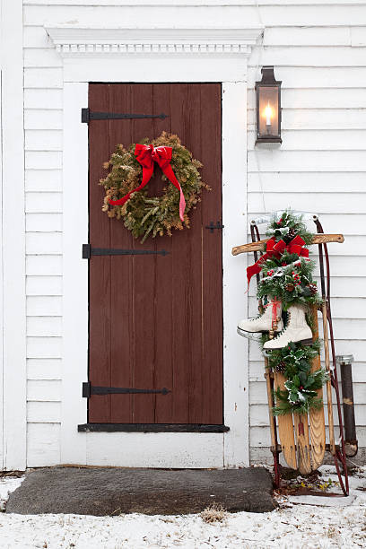 старый рождественская дверь - wreath christmas door snow стоковые фото и изображения