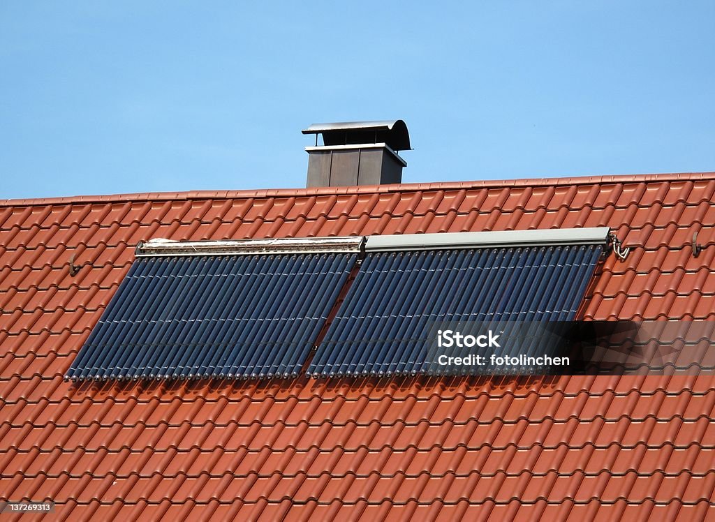 Sonnenkollektoren auf dem Dach - Lizenzfrei Sonne Stock-Foto