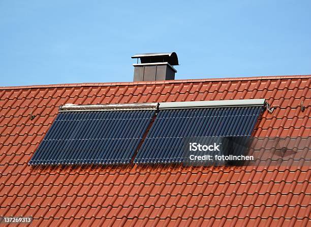 Sonnenkollektoren Auf Dem Dach Stockfoto und mehr Bilder von Sonne - Sonne, Sonnenenergie, Baugewerbe