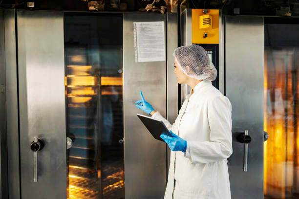 un ispettore che controlla il forno al panificio. - baking baker bakery bread foto e immagini stock