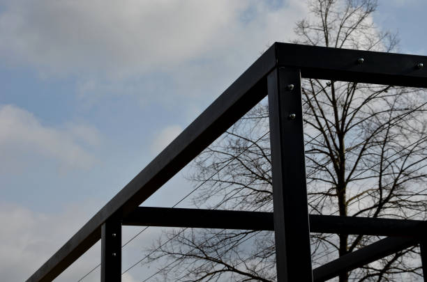 06/06/2020 construcción metálica de la parada de autobús, marquesina pérgola gazebo. el techo y las paredes están trenzados con una red de cuerda para plantas trepadoras. está anclado con acoplamientos de acero inoxidable. túnel negro en forma de bloque, torni