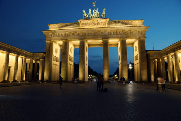 puerta de brandenburgo en berlín, alemania crepúsculo - berlin germany facade day outdoors fotografías e imágenes de stock
