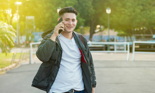 mann anruft am telefon, junger mann anruft am handy, latin guy anruft am telefon - phone card stock-fotos und bilder