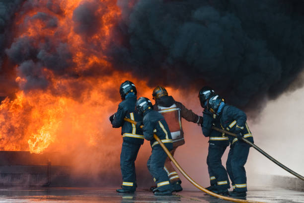 les pompiers et un incendie - photo manipulation photos photos et images de collection