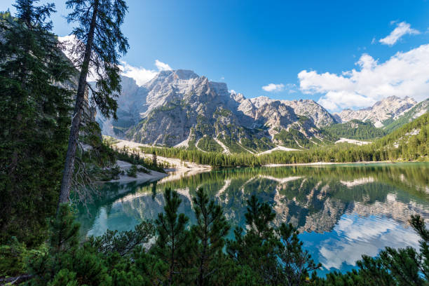 lago braies ou pragser wildsee e mountain peak of croda del becco - trentino italy - val pusteria - fotografias e filmes do acervo