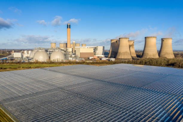 ドラックス発電所とサラダ生産に余分な熱を使用する温室の空中写真 - nuclear power station nuclear energy power station fuel and power generation ストックフォトと画像