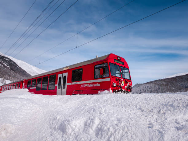красный местный поезд viafier retica в граубюндене - berninapass стоковые фото и изображения