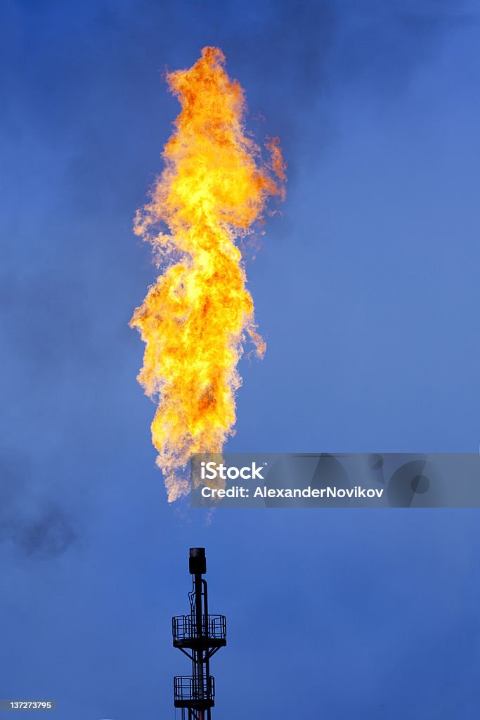 Settore petrolifero: Ciminiera fiammeggiante. - Foto stock royalty-free di Ciminiera fiammeggiante