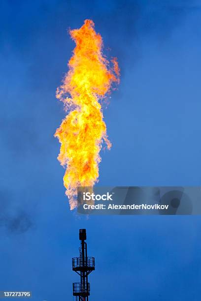 Settore Petrolifero Ciminiera Fiammeggiante - Fotografie stock e altre immagini di Ciminiera fiammeggiante - Ciminiera fiammeggiante, Gas, Raffineria