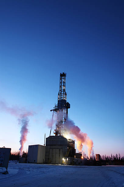 campo de petróleo en el cielo de la noche. - oil well fire fotografías e imágenes de stock