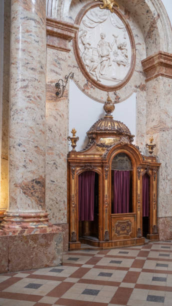 | konfesjonału beichtstuhl - confession booth penance catholicism church zdjęcia i obrazy z banku zdjęć