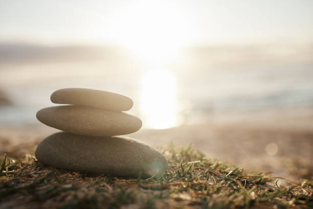 closeup shot of a stack of stones on the beach - tranquilidade imagens e fotografias de stock