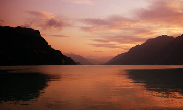 schweizer lake sonnenuntergang - brienz mountain landscape lake stock-fotos und bilder