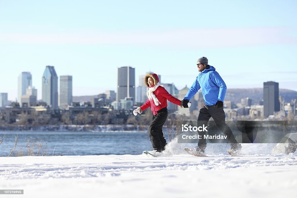 Par de caminatas con raquetas para nieve en montreal - Foto de stock de Montreal libre de derechos