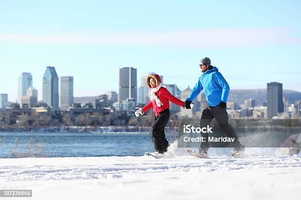 Par De Caminatas Con Raquetas Para Nieve En Montreal Foto de stock y más banco de imágenes de Montreal
