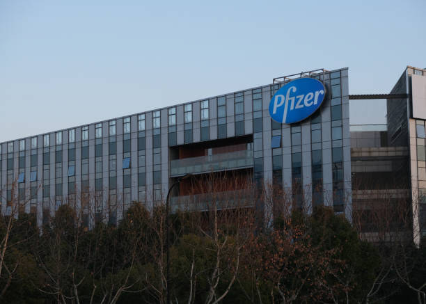Pfizer company office building exterior Shanghai.China-Feb.25th 2022: Pfizer company sign on office building. Pharmaceutical and biotechnology corporation robert stock stock pictures, royalty-free photos & images