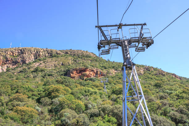 hartbeespoort aerial cableway, канатная дорога, поднимающаяся на гору магалисберг, северо-западная провинция, южная африка - north west province south africa стоковые фото и изображения