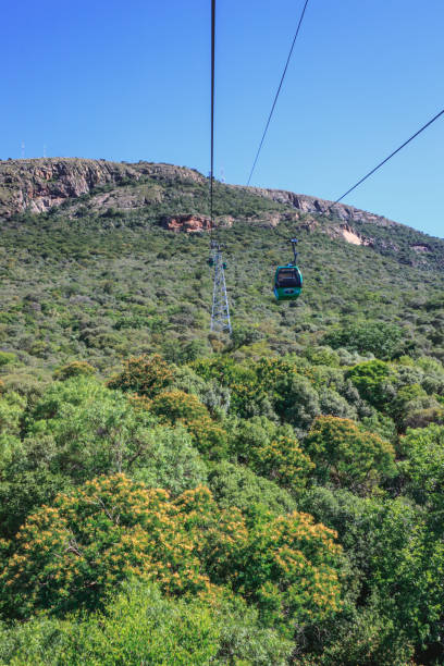 hartbeespoort aerial cableway, канатная дорога, поднимающаяся на гору магалисберг, северо-западная провинция, южная африка - north west province south africa стоковые фото и изображения