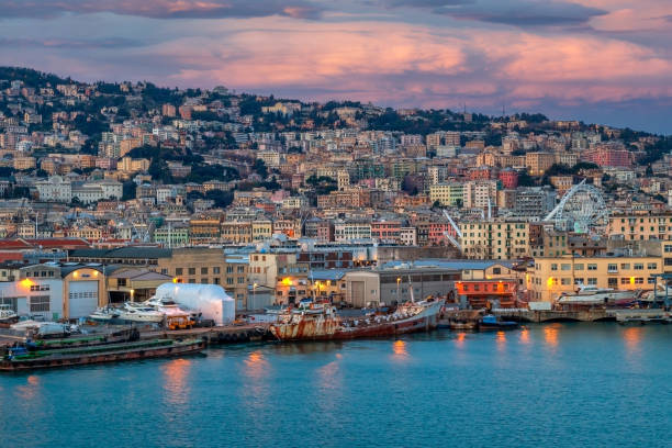 vue panoramique sur le port de gênes, italie, avec des maisons colorées - ligurian sea photos et images de collection