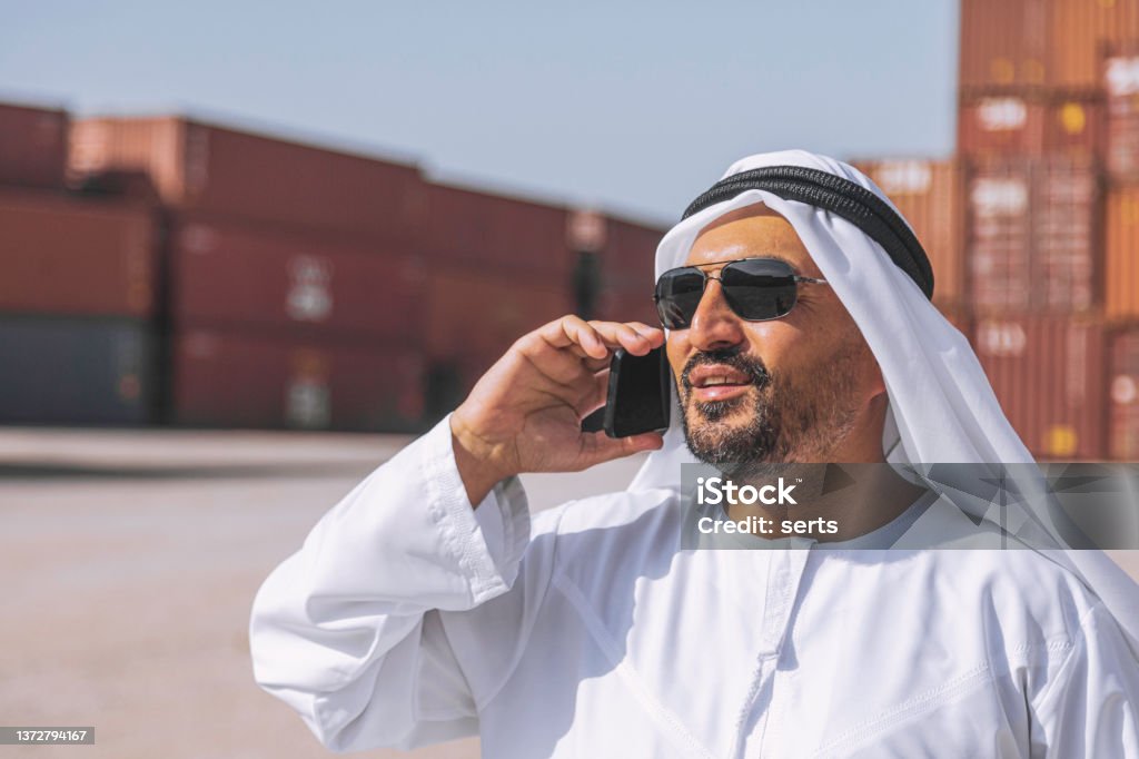 Arabischer Geschäftsmann Mit Mobiltelefon Der Draußen Auf Einem Großen