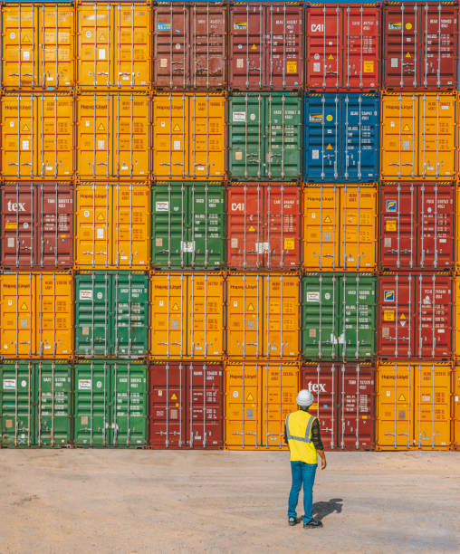 operaio principale che lavora con container cargo - porto built structure commercial dock port wine foto e immagini stock