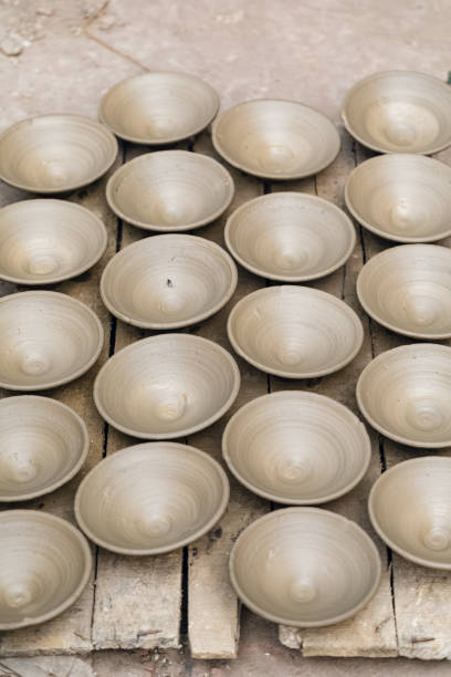 多くの土鍋や粘土鍋は、ワークショップで太陽の下で乾燥するために保持されています。 - earthenware bowl ceramic dishware ストックフォトと画像