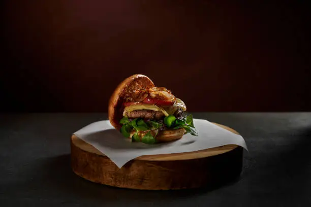 Served with Brioche buns, caramelized apples and onion rings as well as melted raclette cheese, this burger leaves no mouth dry.