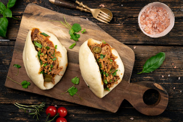 bao brötchen mit pulled pork - baozi stock-fotos und bilder