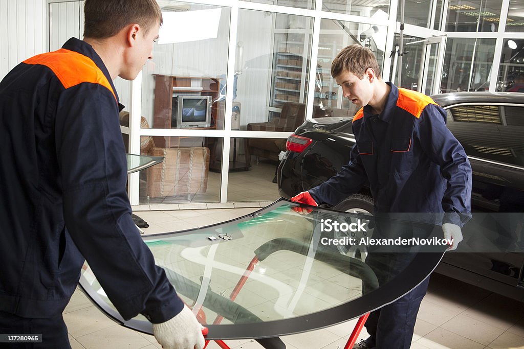 Dois mecânicos Real trabalhando em oficina de automóvel. - Foto de stock de Carro royalty-free