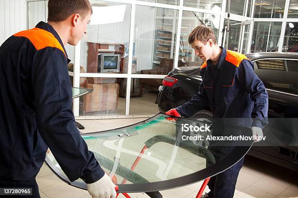 Foto de Dois Mecânicos Real Trabalhando Em Oficina De Automóvel e mais fotos de stock de Carro