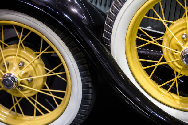 roue de secours sur voiture rétro classique - collectors car car hubcap retro revival photos et images de collection