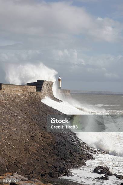 Photo libre de droit de Vagues Moussant À Proximité Du Phare banque d'images et plus d'images libres de droit de Blanc - Blanc, Bleu, Bâtiment vu de l'extérieur