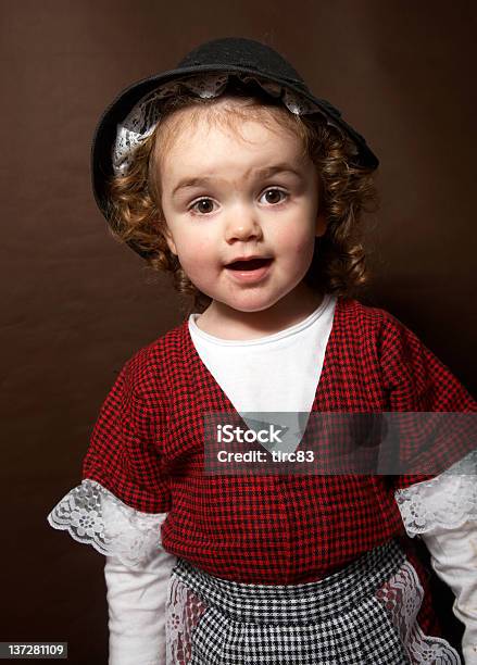 Dois Ano Velho Tradicional Menina Na Fantasia De Gales - Fotografias de stock e mais imagens de 2-3 Anos