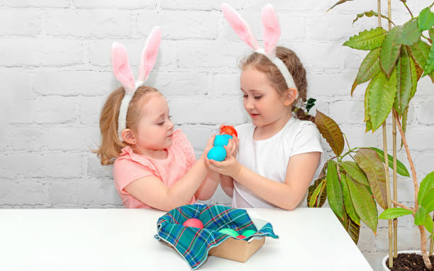 子供たちはウサギのような服装をしている - rabbit ear antenna ストックフォトと画像
