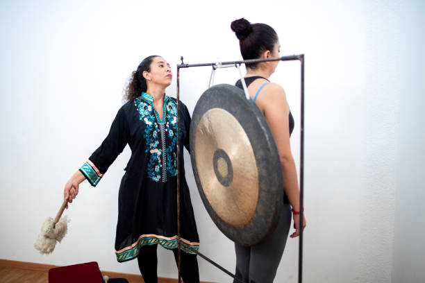 istock Mujer dando terapia de cuencos y gong 1372820533