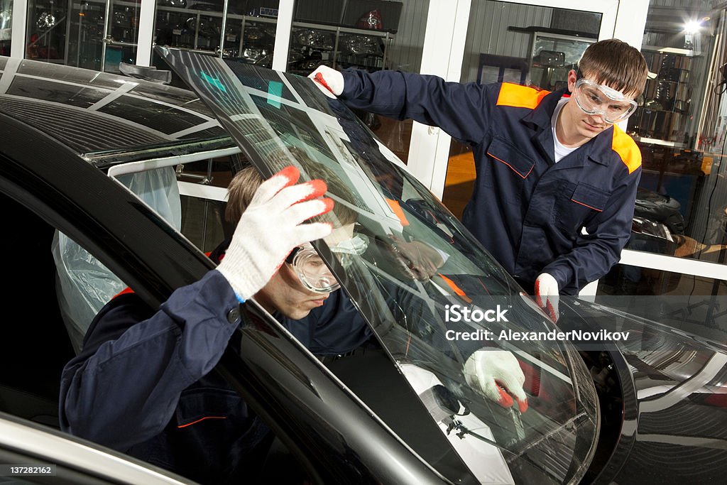 Deux mécaniciens travaillant dans une véritable Auto réparation boutique. - Photo de Voiture libre de droits