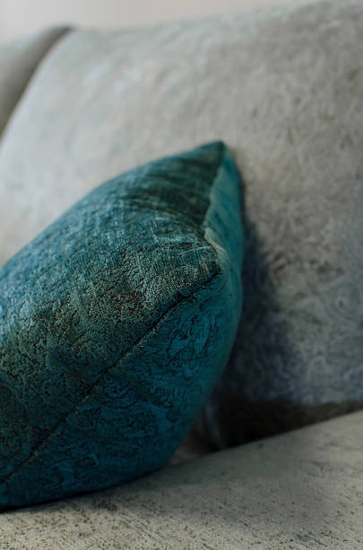 primer plano decorativo almohada verde en sofá, interior de lujo. - cushion pillow textile luxury fotografías e imágenes de stock