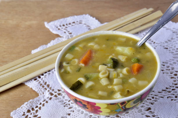 감자 국수와 채소를 곁들인 야채 수프가 있는 노란 그릇 - bean dip 뉴스 사진 이미지