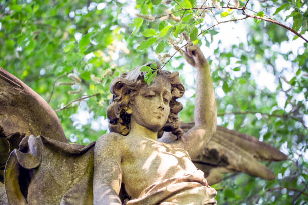 statue des engels mit im sonnenlicht erhobener hand, hintergrund mit kopie sapce - copy sapce stock-fotos und bilder