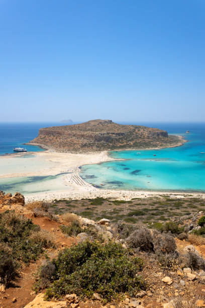 vista a la hermosa playa de balos en creta, grecia - clear sky vacations vertical saturated color fotografías e imágenes de stock