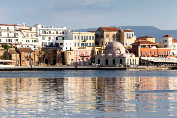 paisagem urbana (cidade chania, ilha creta, grécia) - mosque europe part of day - fotografias e filmes do acervo