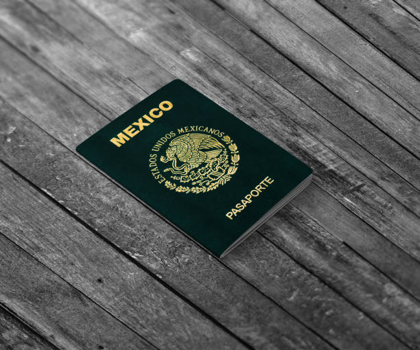 мексиканский паспорт на деревянной доске - latin america mexican flag mexico mexican culture стоковые фото и изображения