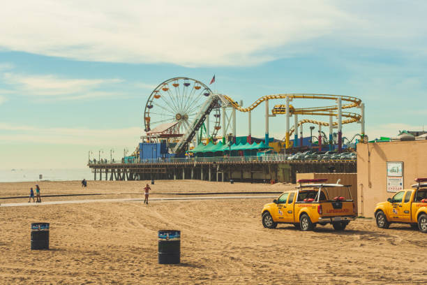 rettungsschwimmerfahrzeuge am santa monica beach und pier - ferris wheel santa monica pier santa monica wheel stock-fotos und bilder