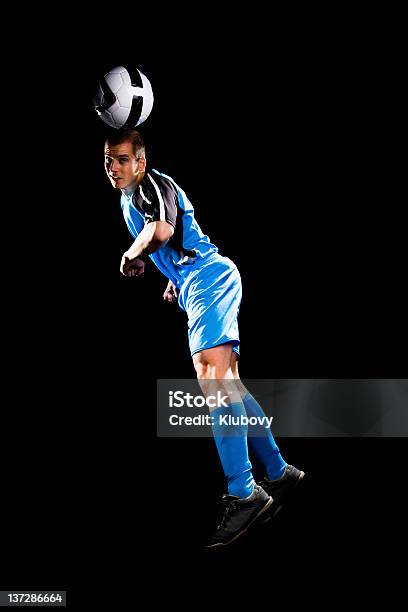 Футболист Игрок — стоковые фотографии и другие картинки Футболист - Футболист, Отбивать мяч головой, Удар в спорте