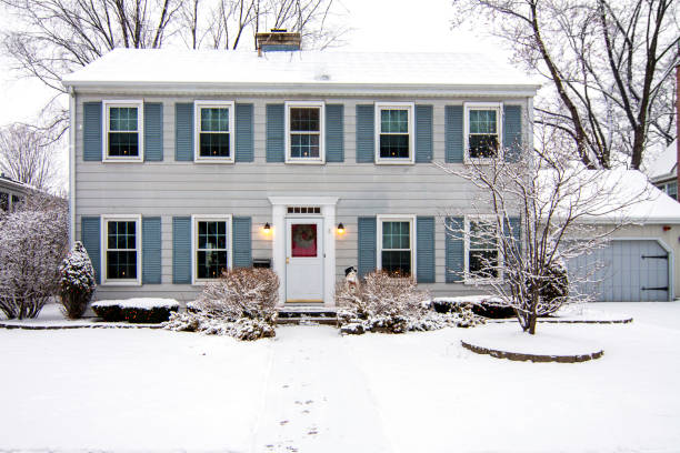 saltbox colonial house in inverno - window snow christmas decoration foto e immagini stock